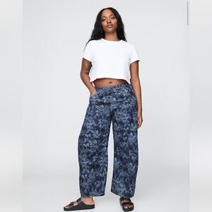 GAP Navy Floral Horseshoe Barrel jeans